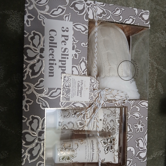 Wendy Bellissimo 3 PC Slipper Collection - Picture 4 of 10